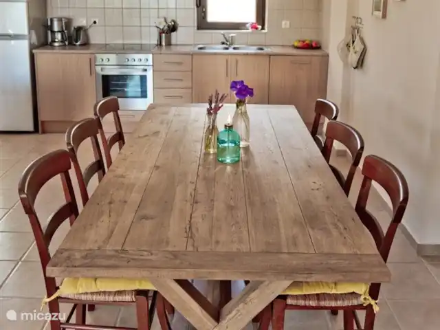 Villa Éléonore | Grèce, Crète, Prinès - villa Grande table à manger avec 6 chaises avec cuisine ouverte.