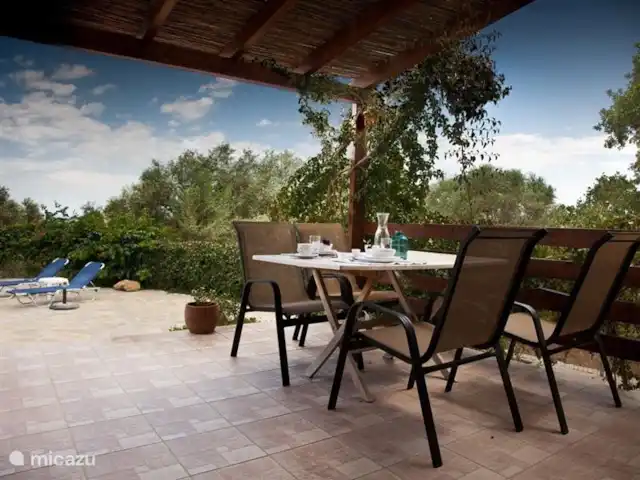 Villa Éléonore | Grèce, Crète, Prinès - villa Terrasse recouverte de bambou, pour pouvoir s'asseoir dehors sur la terrasse même s'il pleut un peu. Cette pergola offre de l'ombre en été.