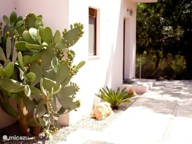Villa Éléonore | Grèce, Crète, Prinès - villa C'est à l'avant de la maison par la porte d'entrée. C'est ainsi que vous arrivez dans une oasis de paix et de beauté !