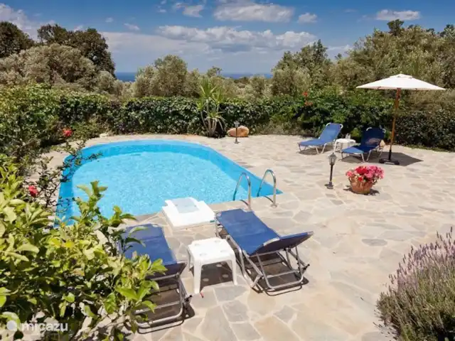 Villa Éléonore | Grèce, Crète, Prinès - villa De votre chambre, vous avez vue sur la piscine et derrière le green, vous pouvez voir la mer !