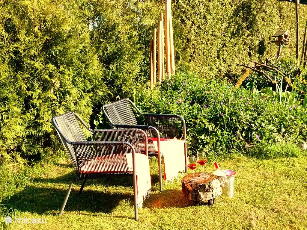 Im Garten bei einem Glas Wein die Sonne genießen