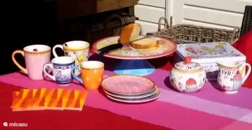 Genießen Sie Ihr Frühstück draußen in der Sonne, am besten mit einer Zeitung.