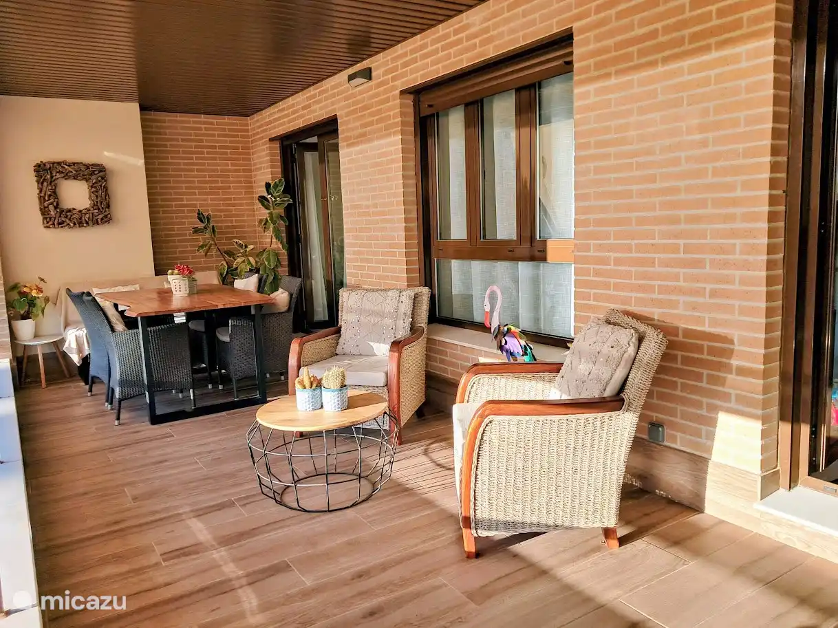 Zonnig overdekt terras