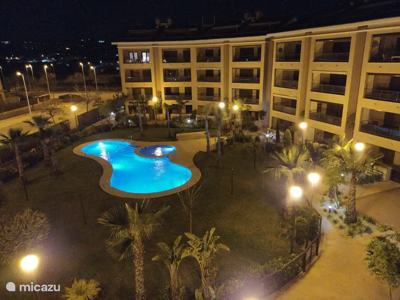 Uitzicht op verlichte tuin 