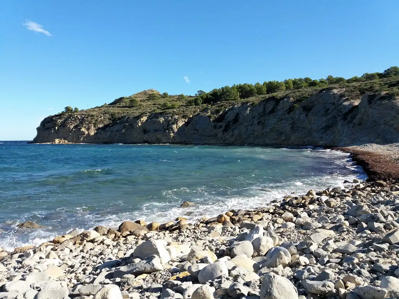 Baai met kiezelstrand