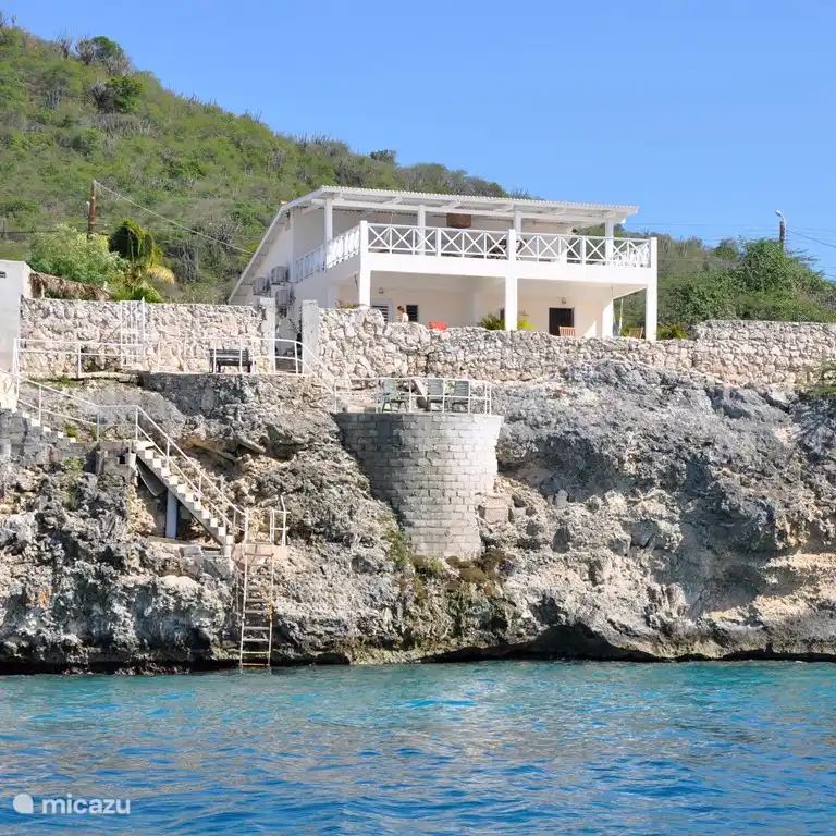 Rent Dolphin Heart House in Lagun, Banda Abou (West). Micazu