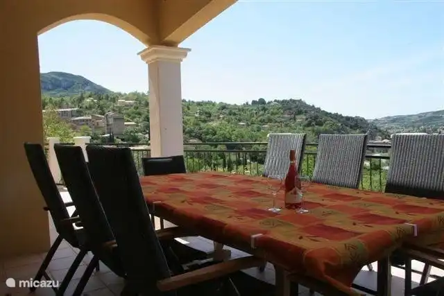 hermoso panorama desde terrazas cubiertas