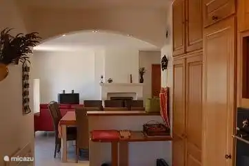 Interior: la cocina continúa con el comedor.