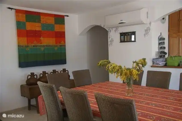 Diez cómodos asientos alrededor de la espaciosa mesa.