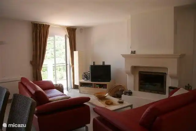 en invierno... bonito fuego de leña en la chimenea