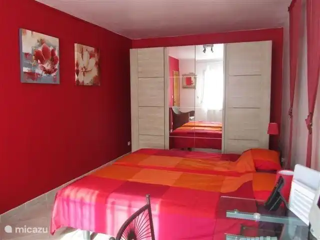 habitación 'Cérise', los cálidos colores rojos hacen honor a su nombre.
Wifi, sin terraza, camas de 2*90cm