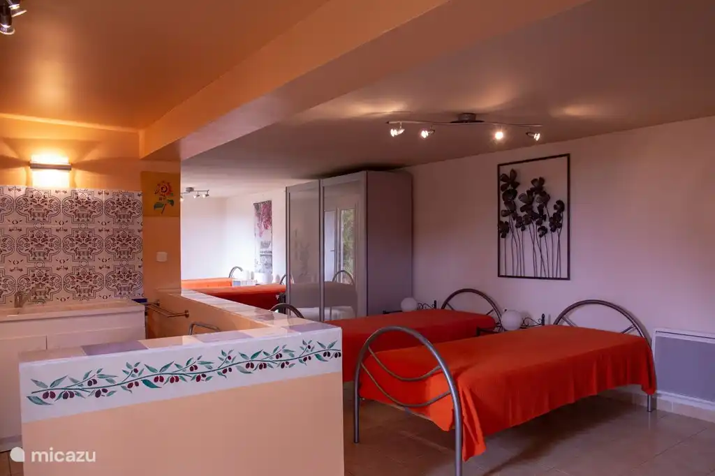 estudio con cuatro camas individuales