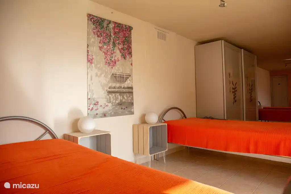 estudio con cuatro camas individuales