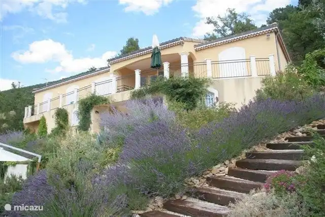 La noche ha terminado. Abre las persianas. Carpe Diem.