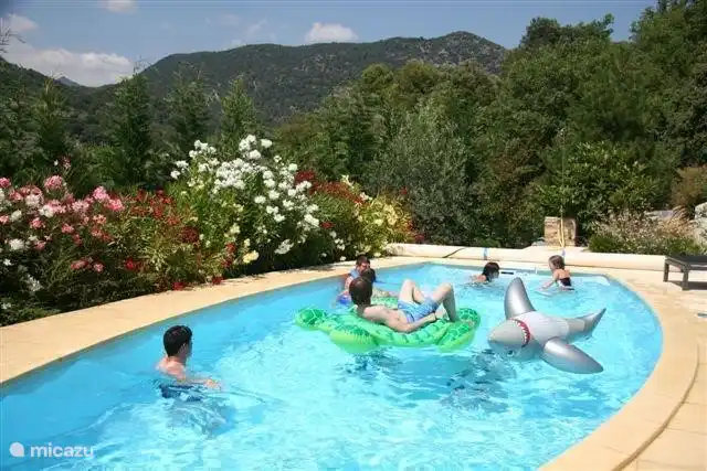 Refrescarse en la piscina es más que bienvenido. El agua de la piscina está a 27 grados gracias a la calefacción con bomba de calor.