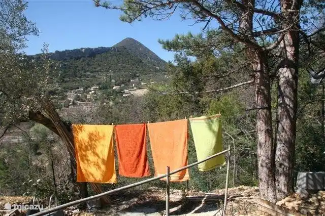 ropa de cama ondeando al sol, lavadora, plancha disponible