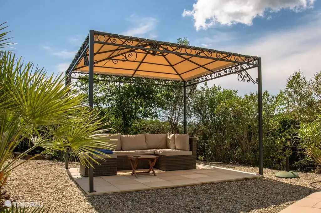 disfruta bajo la pérgola
