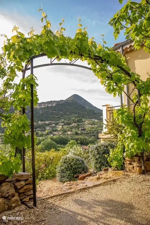 acceso a las escaleras a la piscina