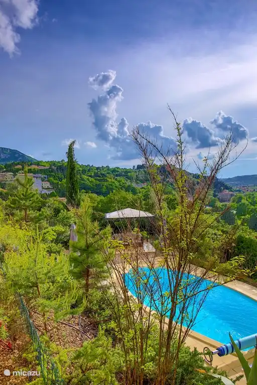vista de la piscina y la pérgola desde las terrazas