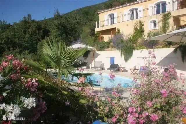 hermosas adelfas, fragante lavanda, un refrescante chapuzón en la piscina...