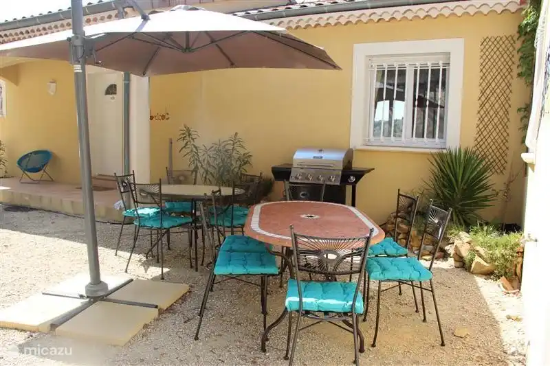 nuestro rincón de barbacoa en la parte delantera de la casa.