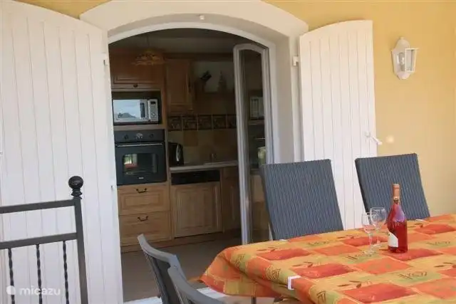 Comida servida en la terraza desde la cocina totalmente equipada