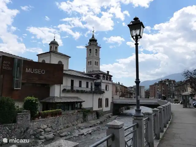 Dolce Far Niente | Italie, Piémont, Susa - villa Rivière qui traverse le village