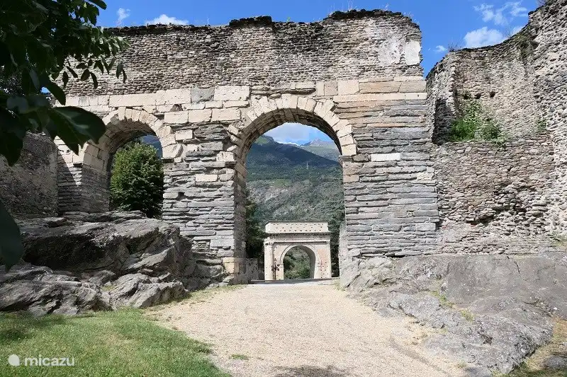 Aqueduct and triumphal arch
