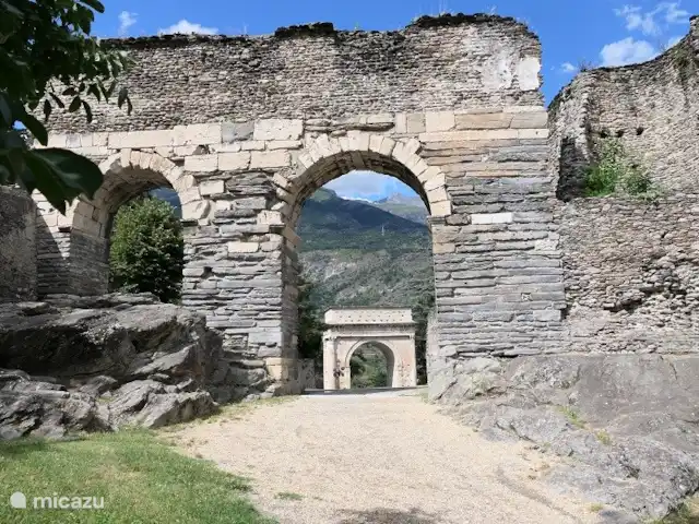 Dolce Far Niente | Italie, Piémont, Susa - villa Aqueduc et arc de triomphe