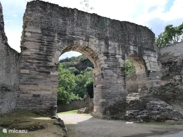 Dolce Far Niente | Italie, Piémont, Susa - villa Aqueduc de Suse, la ville possède un amphithéâtre, un château, des aqueducs et des remparts romains.