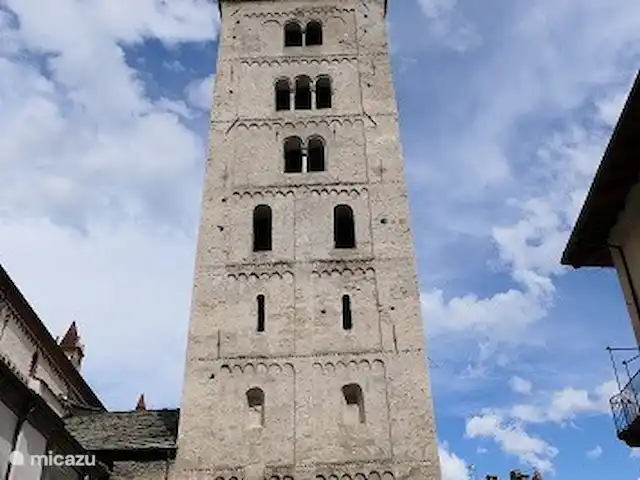 Dolce Far Niente | Italie, Piémont, Susa - villa Ancienne église avec mur d'enceinte