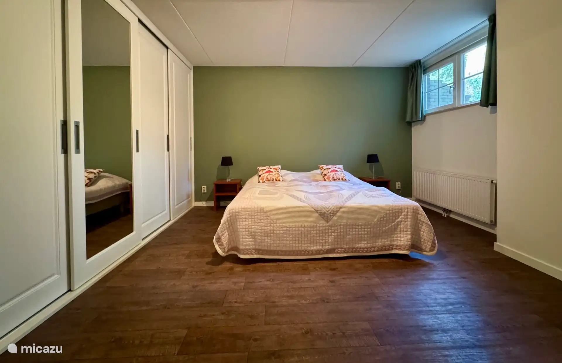 De paddestoelen slaapkamer in het souterrain is zo goed als klaar. Er is een nieuwe inbouwkast geplaatst. Alles is opnieuw geschilderd en de gordijnen zijn vervangen. 