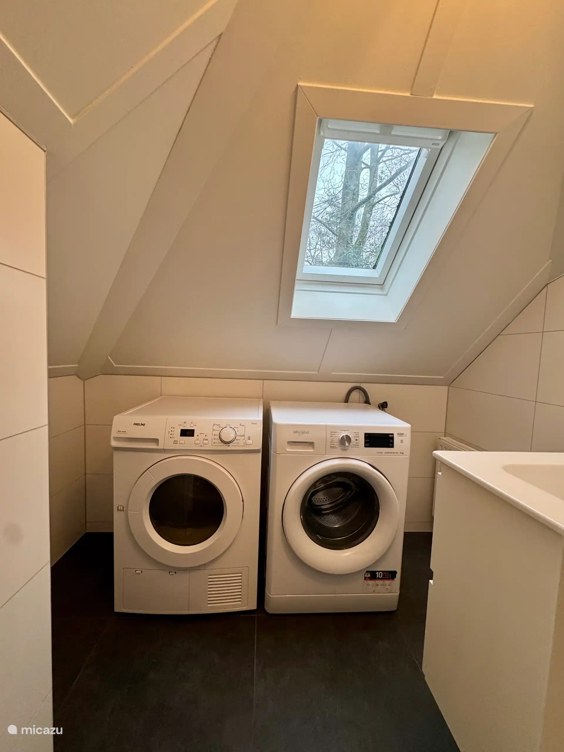 De oude badkamer op de 1e etage is nu een waskamer. Het badkamermeubel kan gebruikt worden om de tanden te poetsen en uw gezicht te reinigen.