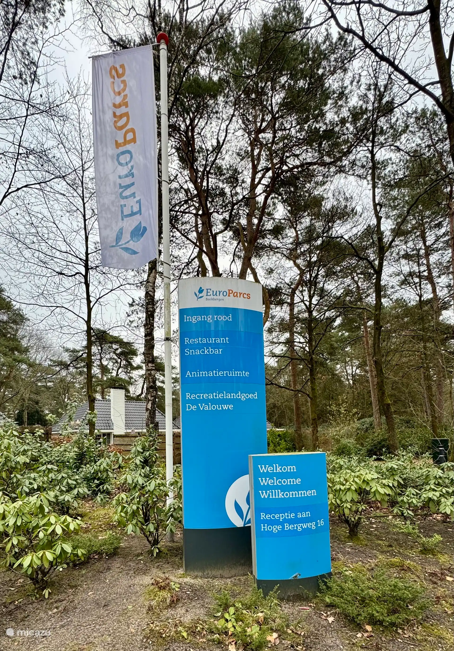 Het aanduidingsbord van ingang rood.