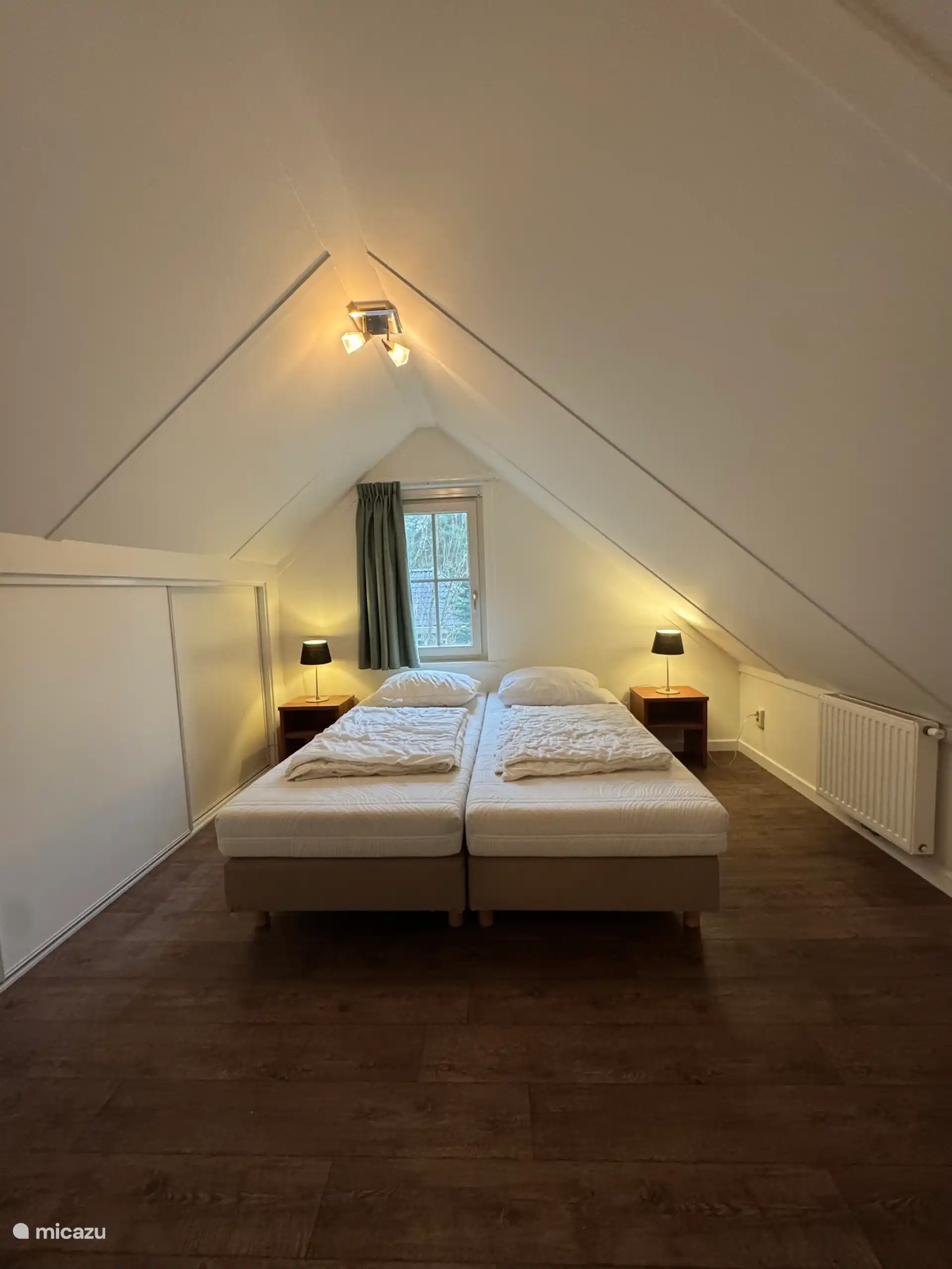 De slaapkamer op de 1e etage is geschilderd en er zijn nieuwe gordijnen geplaatst.