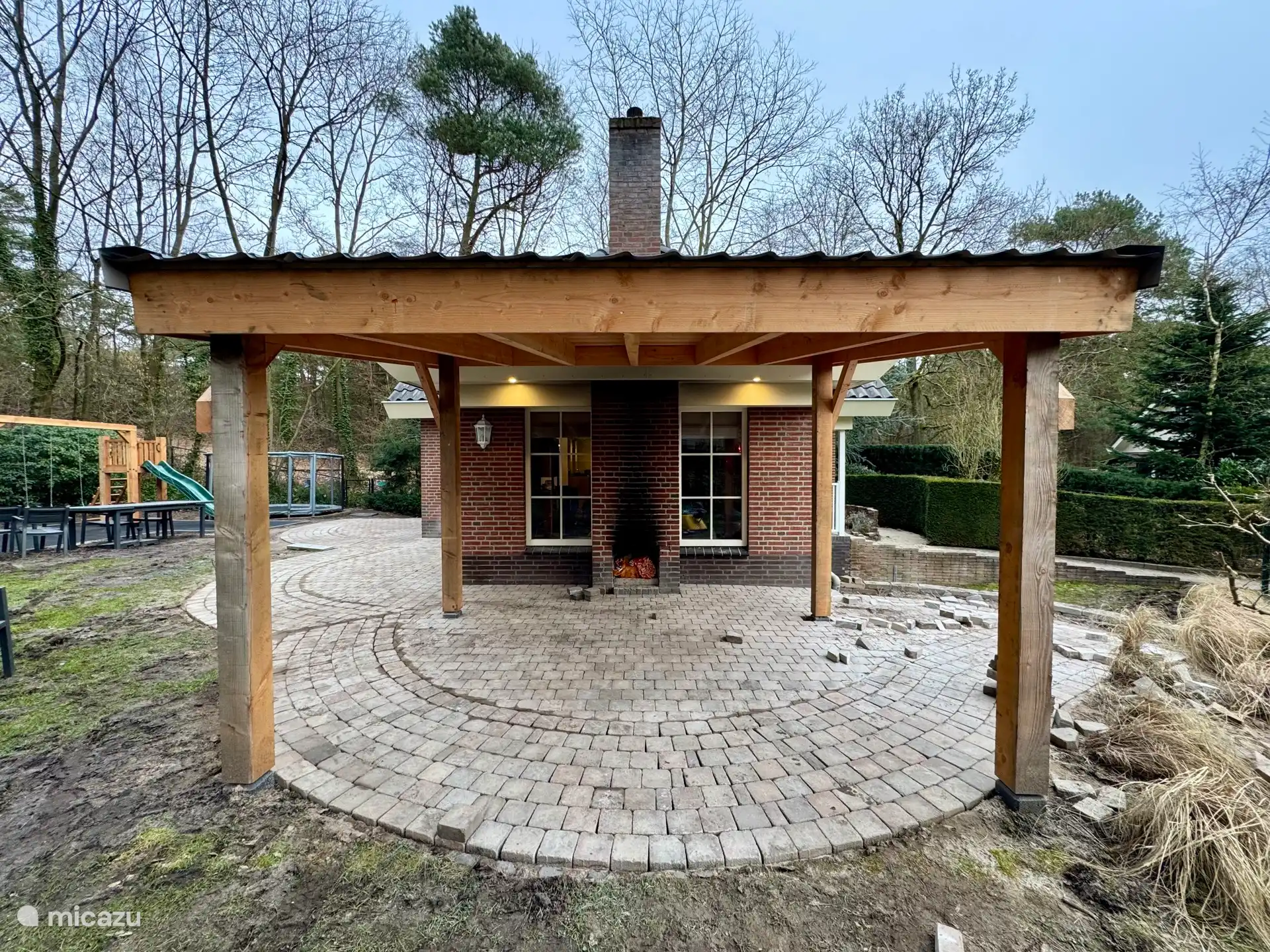 De overkapping bij de buiten haard is gereed. Er wordt hard gewerkt aan de nieuwe bestrating en tuinaanleg.