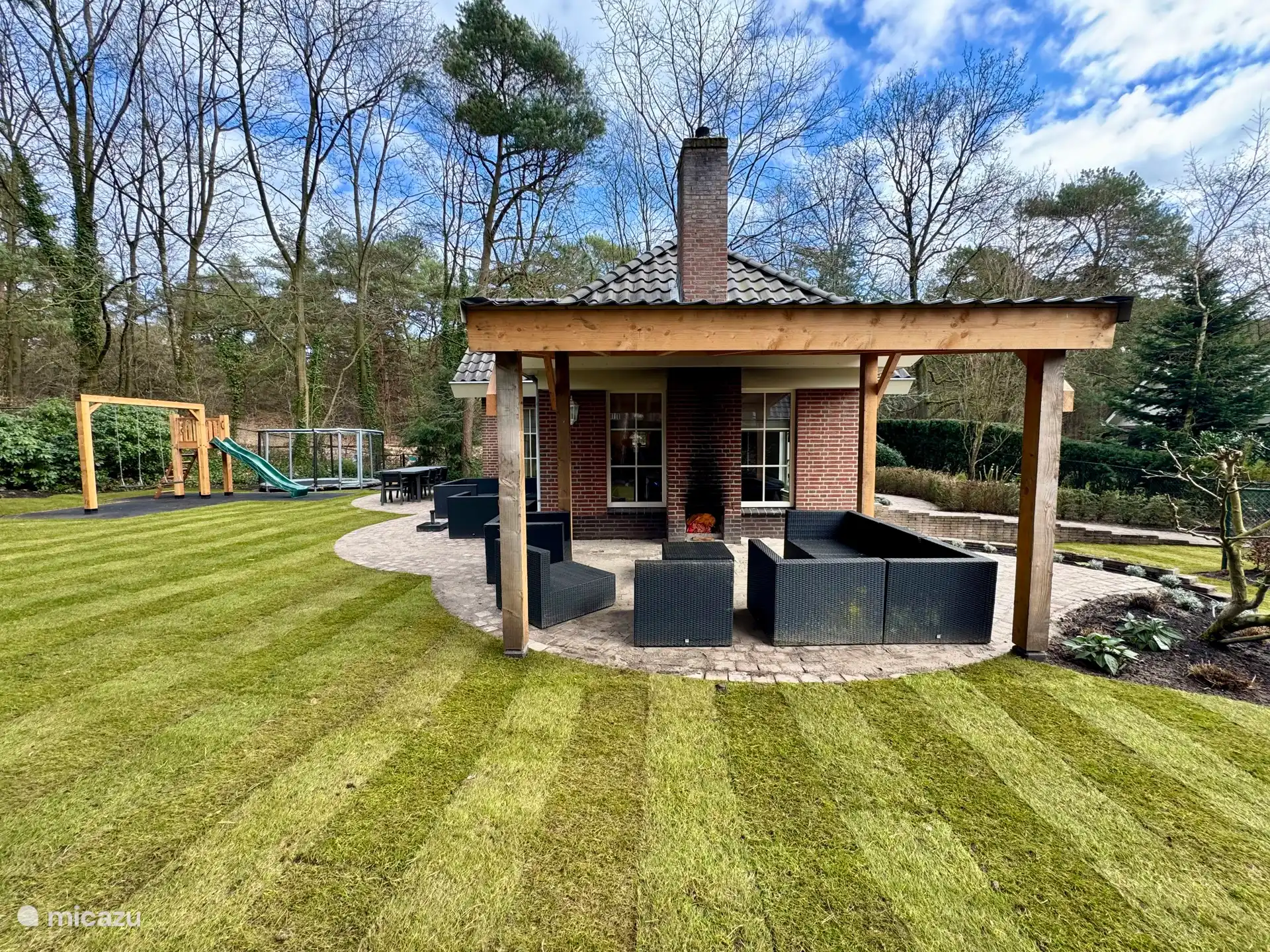 De nieuwe overkapping bij de buiten haard.