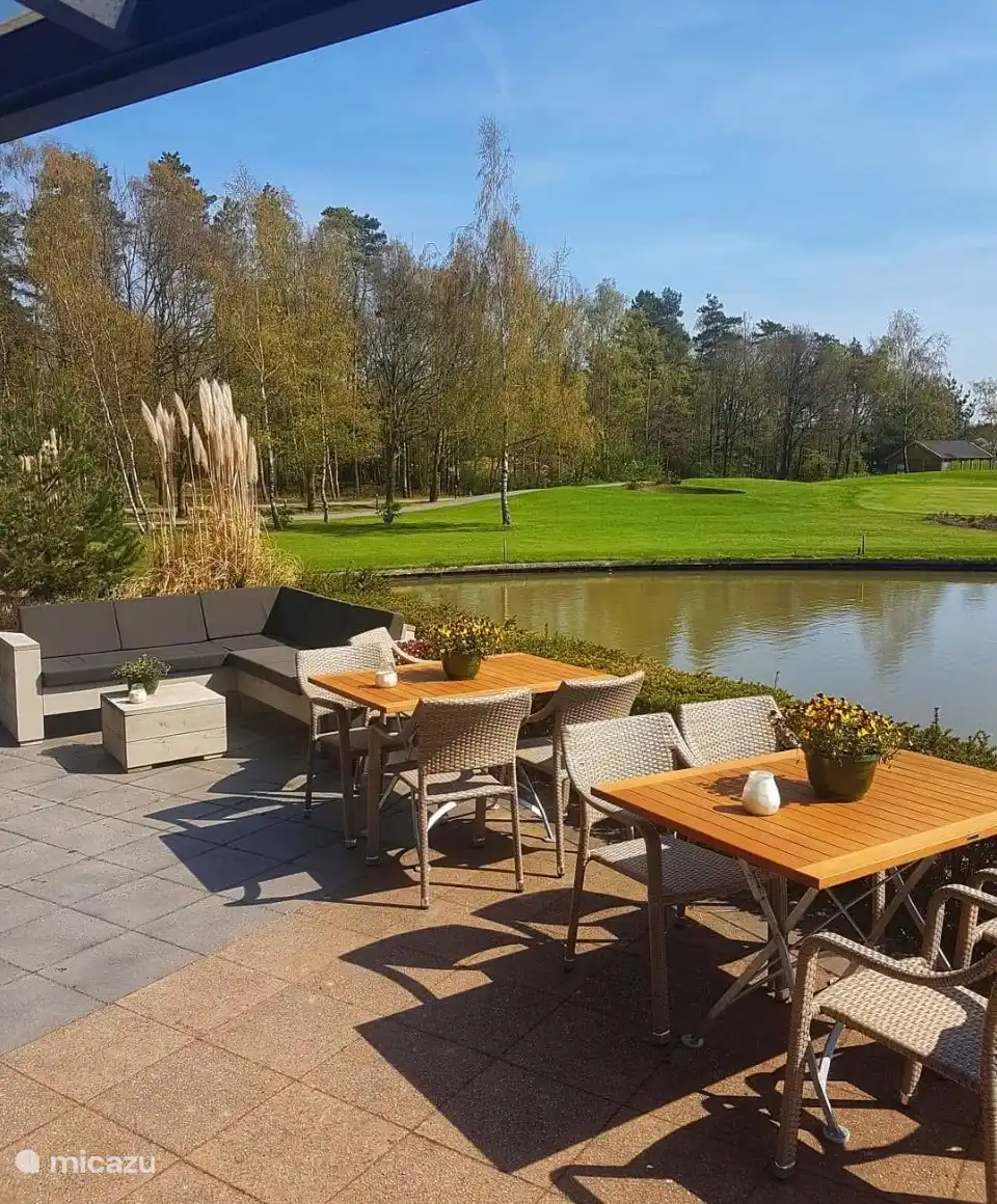 Het terras van Restaurant De Scherpenbergh. Ook als niet golfer kunt u hier gezellig koffie drinken, lunchen, borrelen of dineren.