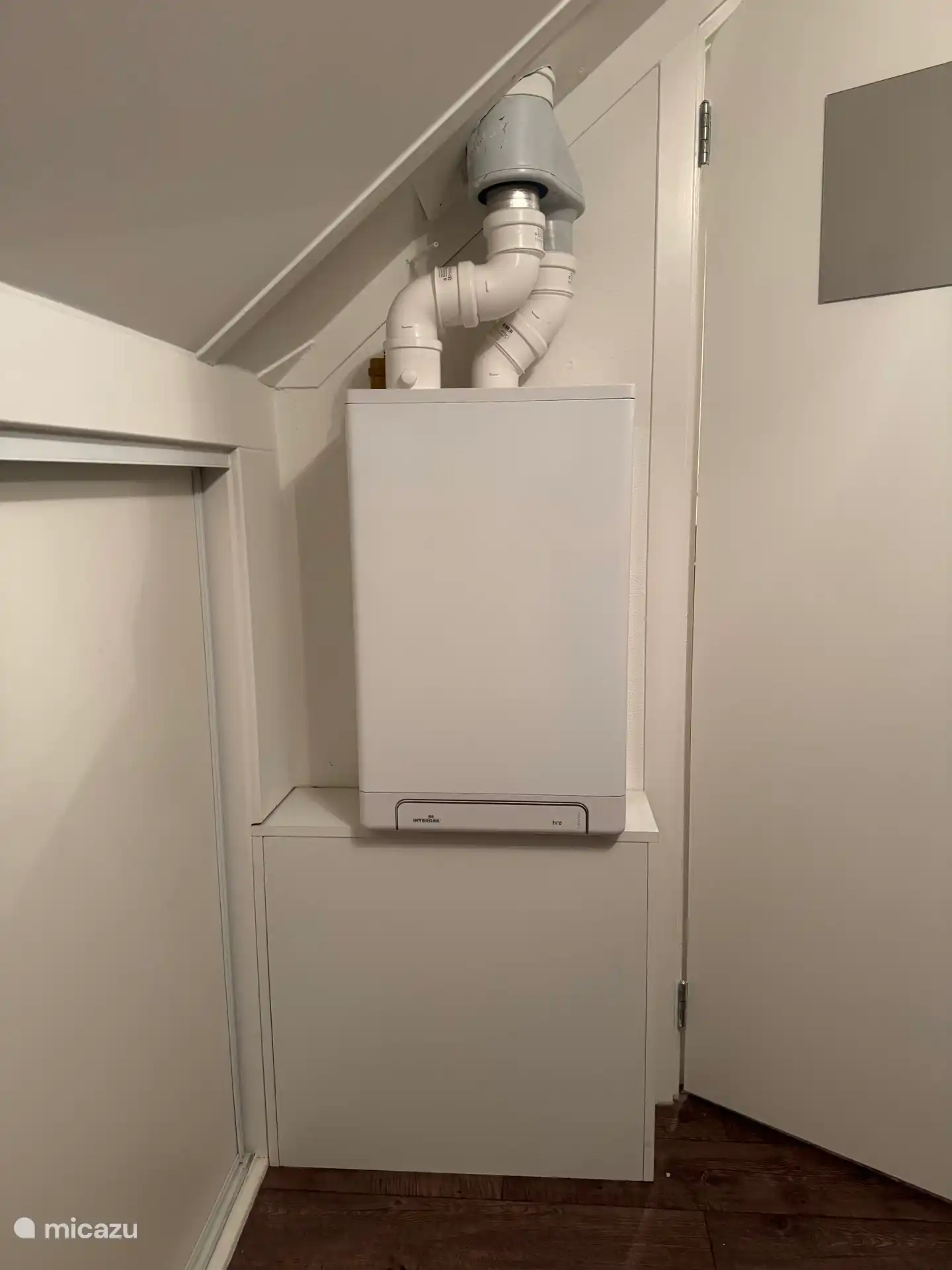 Vorig jaar is de CV-installatie vervangen. Inmiddels is het leidingwerk ook met een mooie kap afgewerkt.