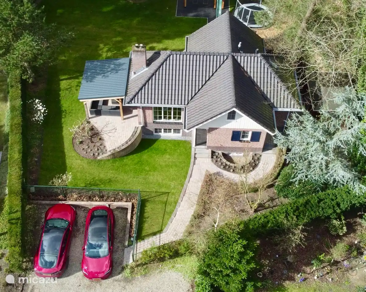 Onze vakantiewoning van bovenaf gezien.