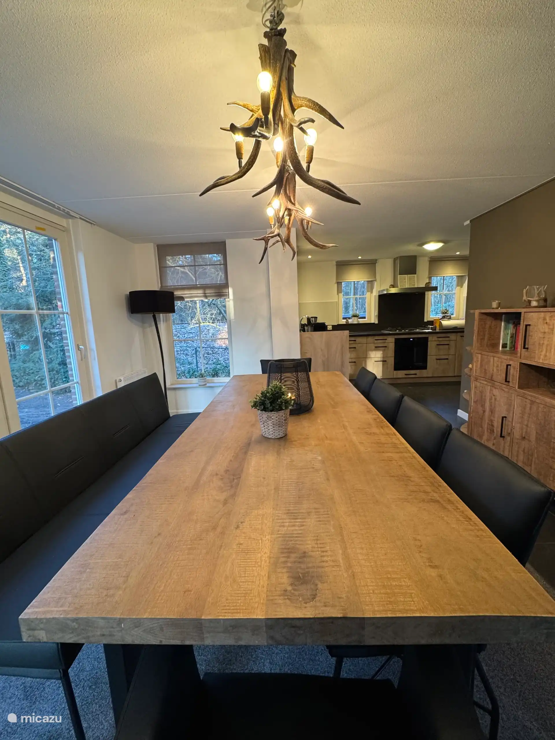 In de eetkamer zijn de stoelen vervangen door een bankje en stoelen. Ook is een nieuwe servieskast geplaatst.