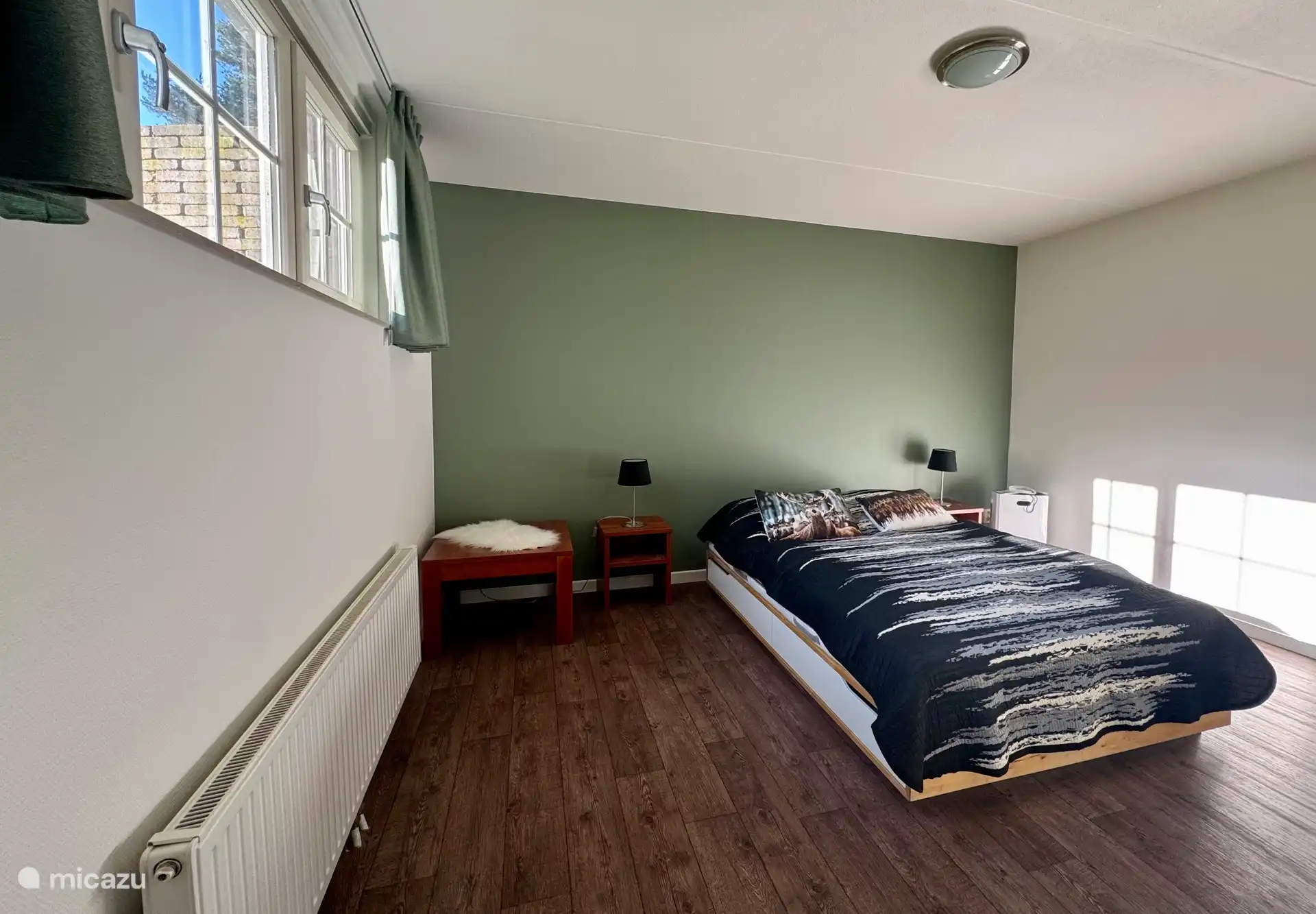 De herten slaapkamer in het souterrain is zo goed als gereed. Alles is geschilderd, de gordijnen zijn vervangen en er is een nieuwe inbouwkast geplaatst.