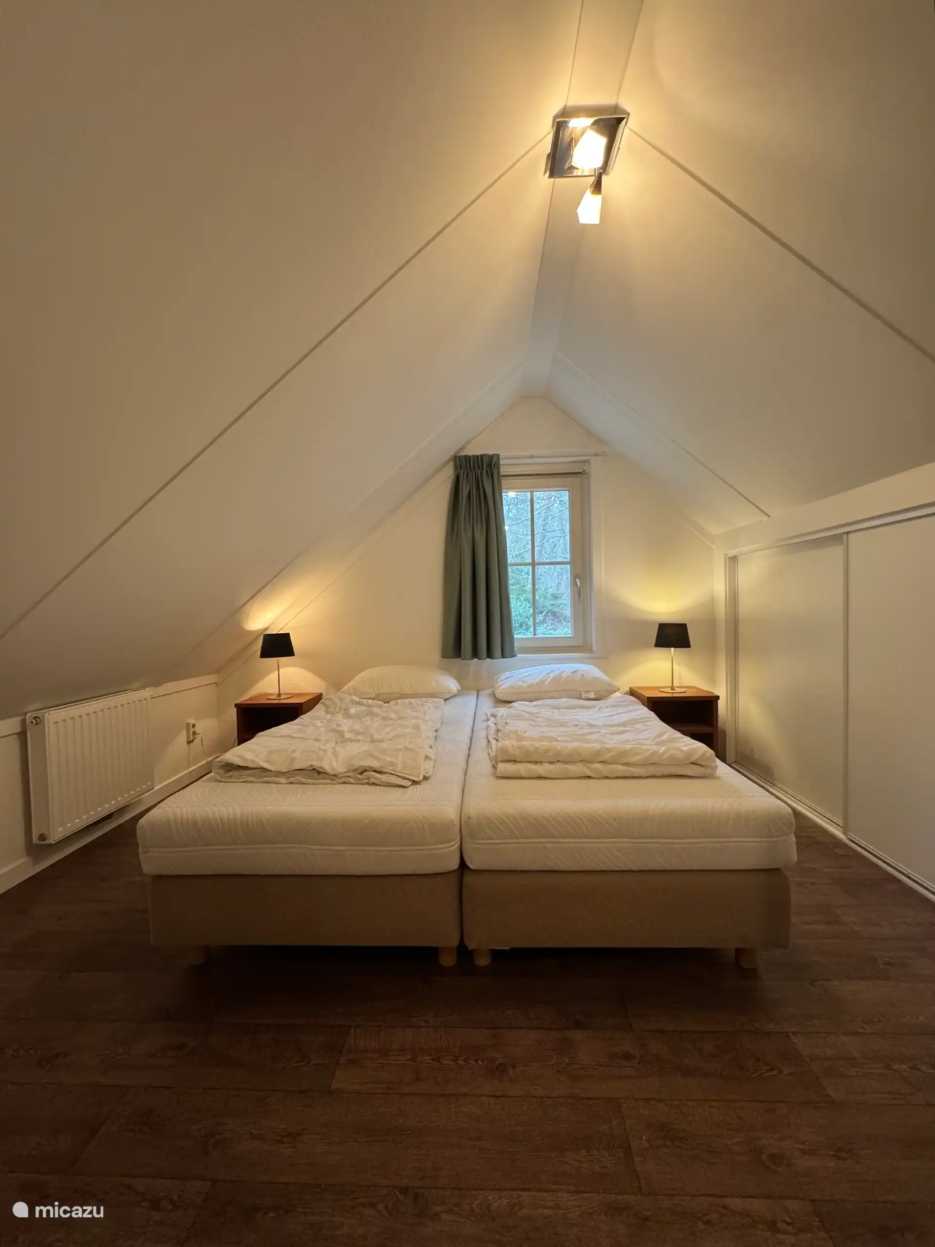 De slaapkamer op de 1e etage is geschilderd en er zijn nieuwe gordijnen geplaatst. Ook is deze slaapkamer vorig jaar voorzien van een nieuwe CV-installatie.