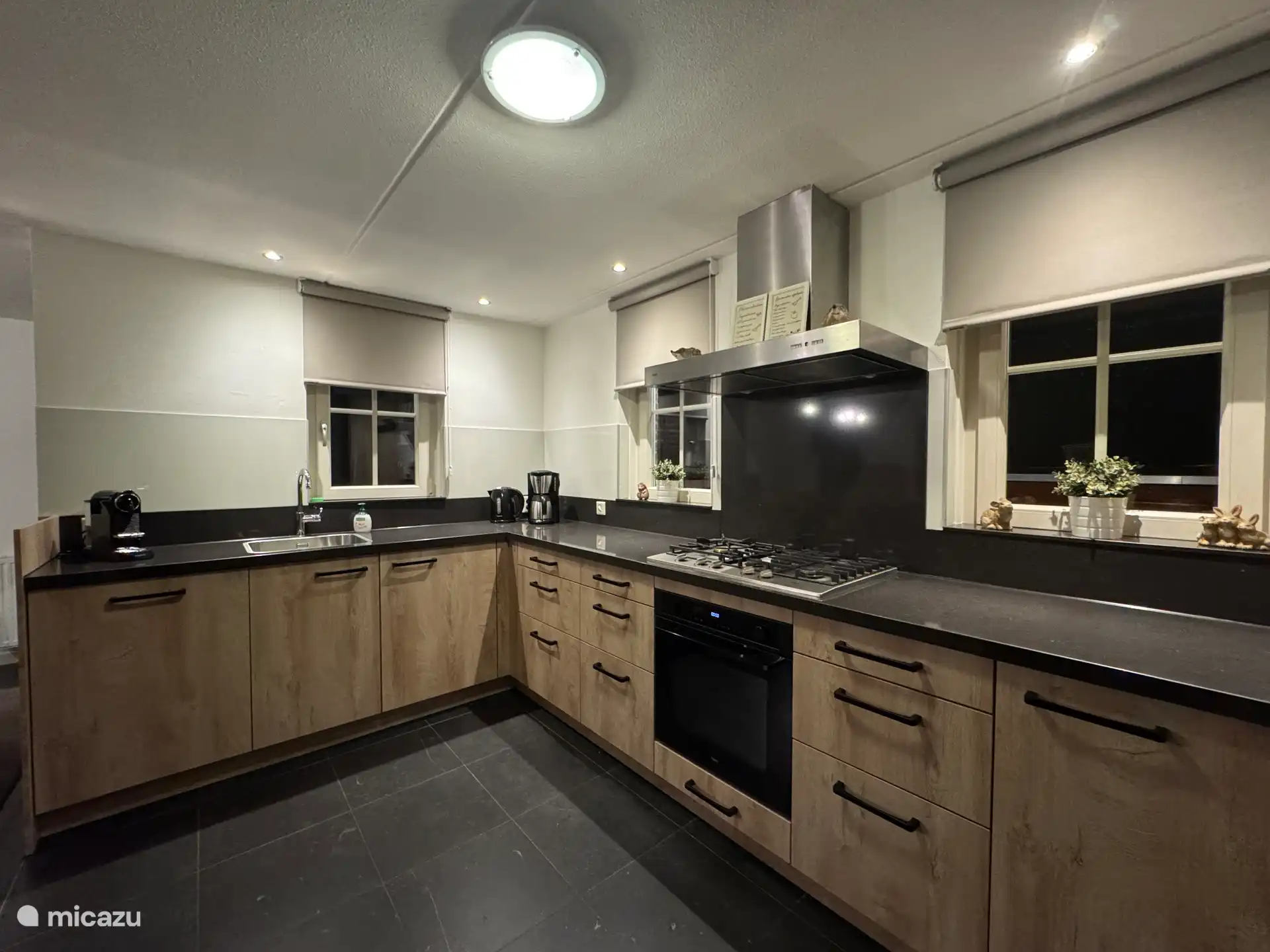 De keuken is vervangen met uitzondering van de afzuigkap en is voorzien van een vaatwasser, gaskookplaat, combi-oven en grote koel-vrieskast. De rolgordijnen zijn ook vervangen.