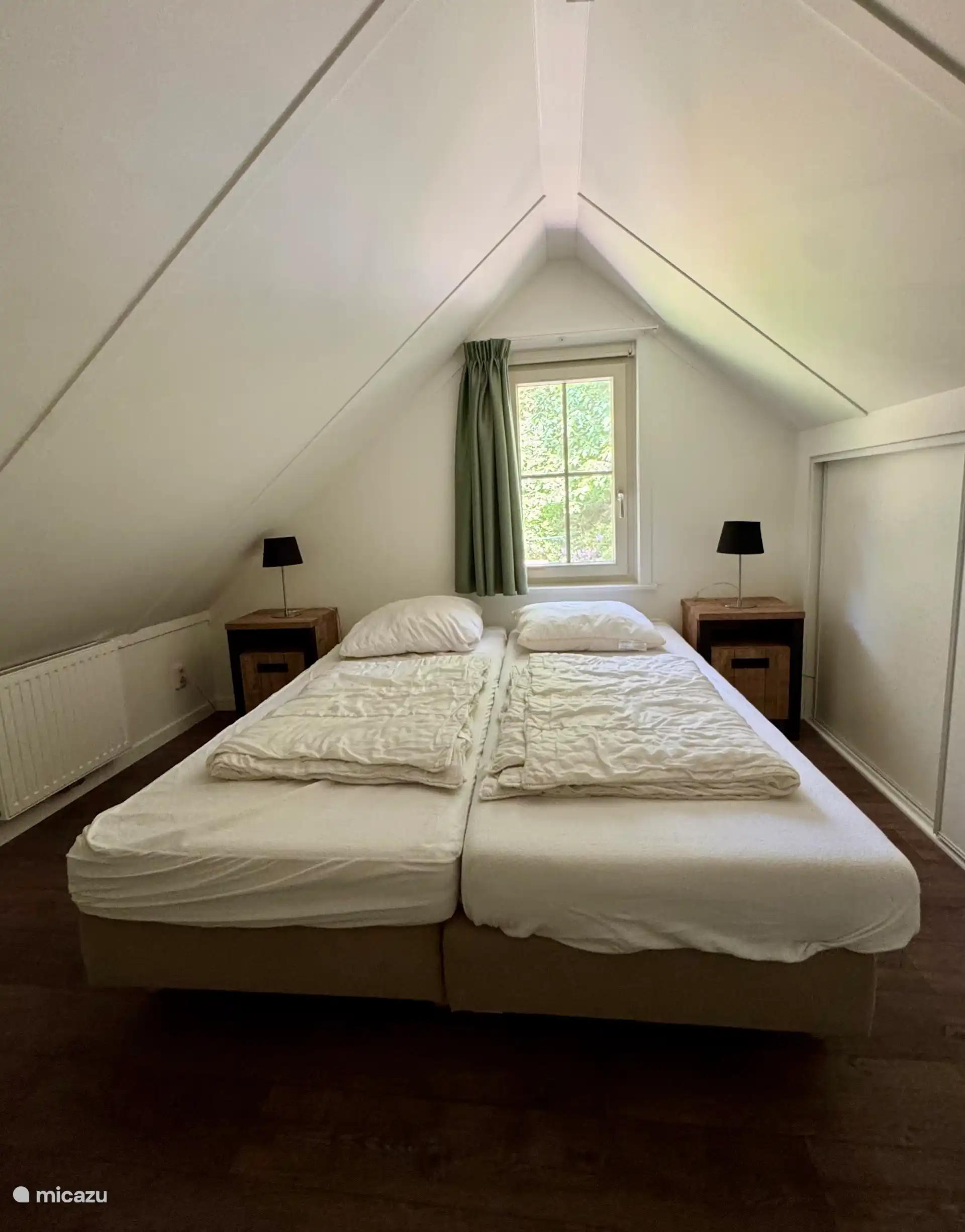 Dormitorio con calefacción central en la primera planta