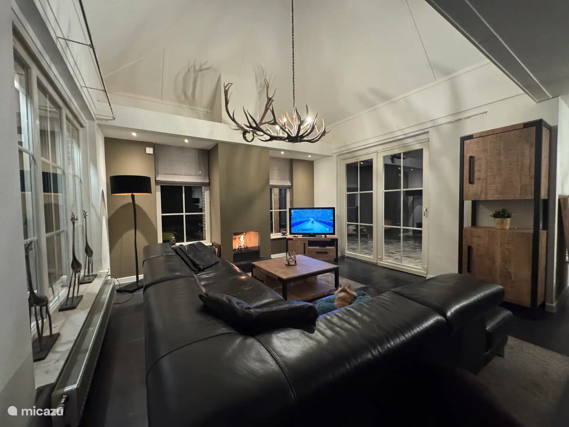 De woonkamer is geschilderd. De salontafel, TV-kast en speelgoedkast zijn vervangen.