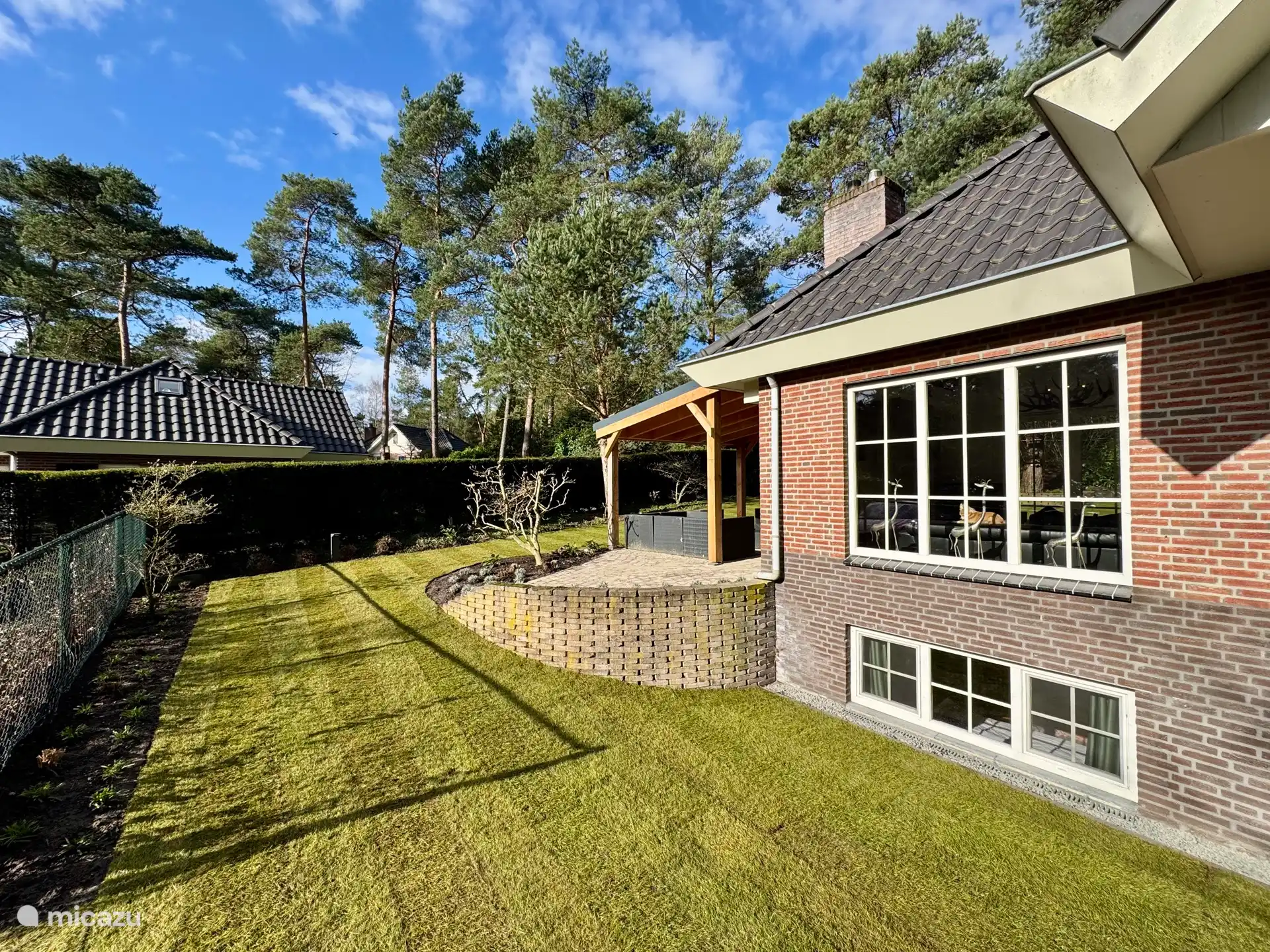 De zijkant van de vakantiewoning.