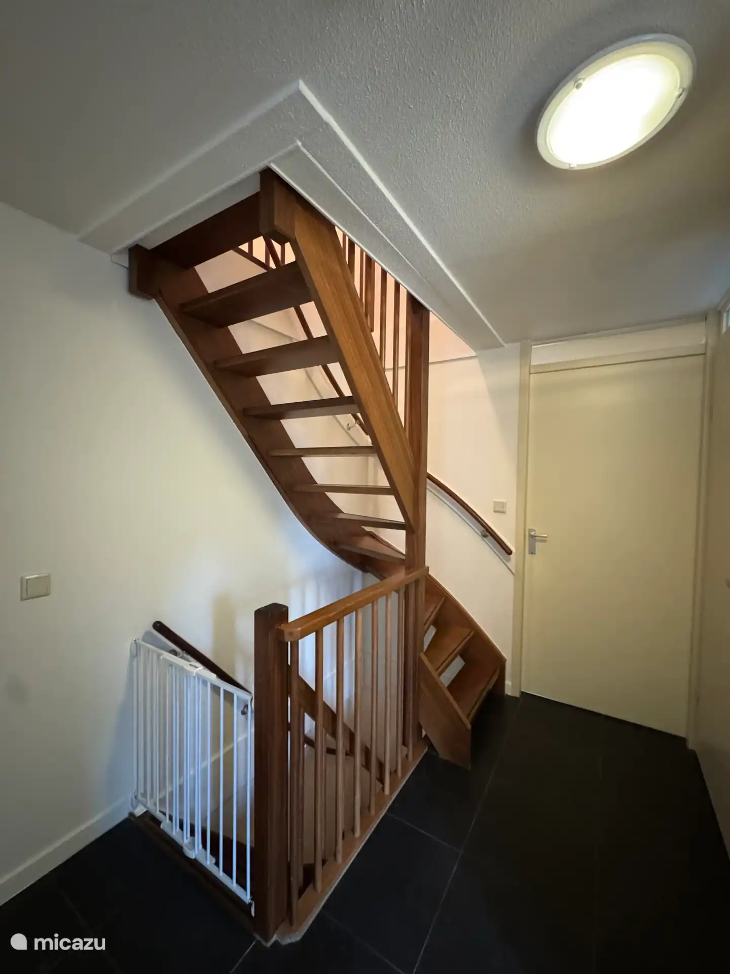 De hal en trappen zijn opnieuw geschilderd. Er is een nieuw traphekje geplaatst op de begane grond en boven op de 1e etage.