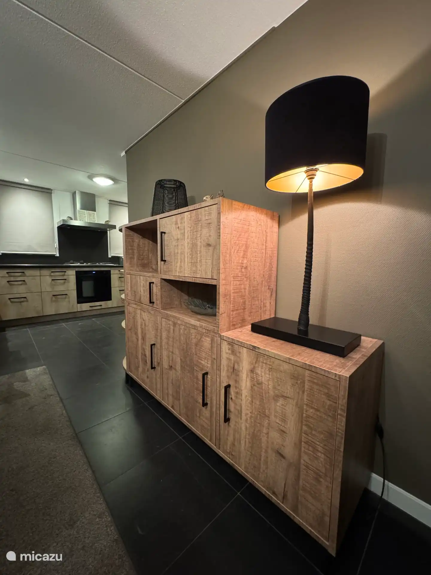 De nieuwe servieskast in de eetkamer biedt meer opbergruimte en geeft een warme uitstraling.