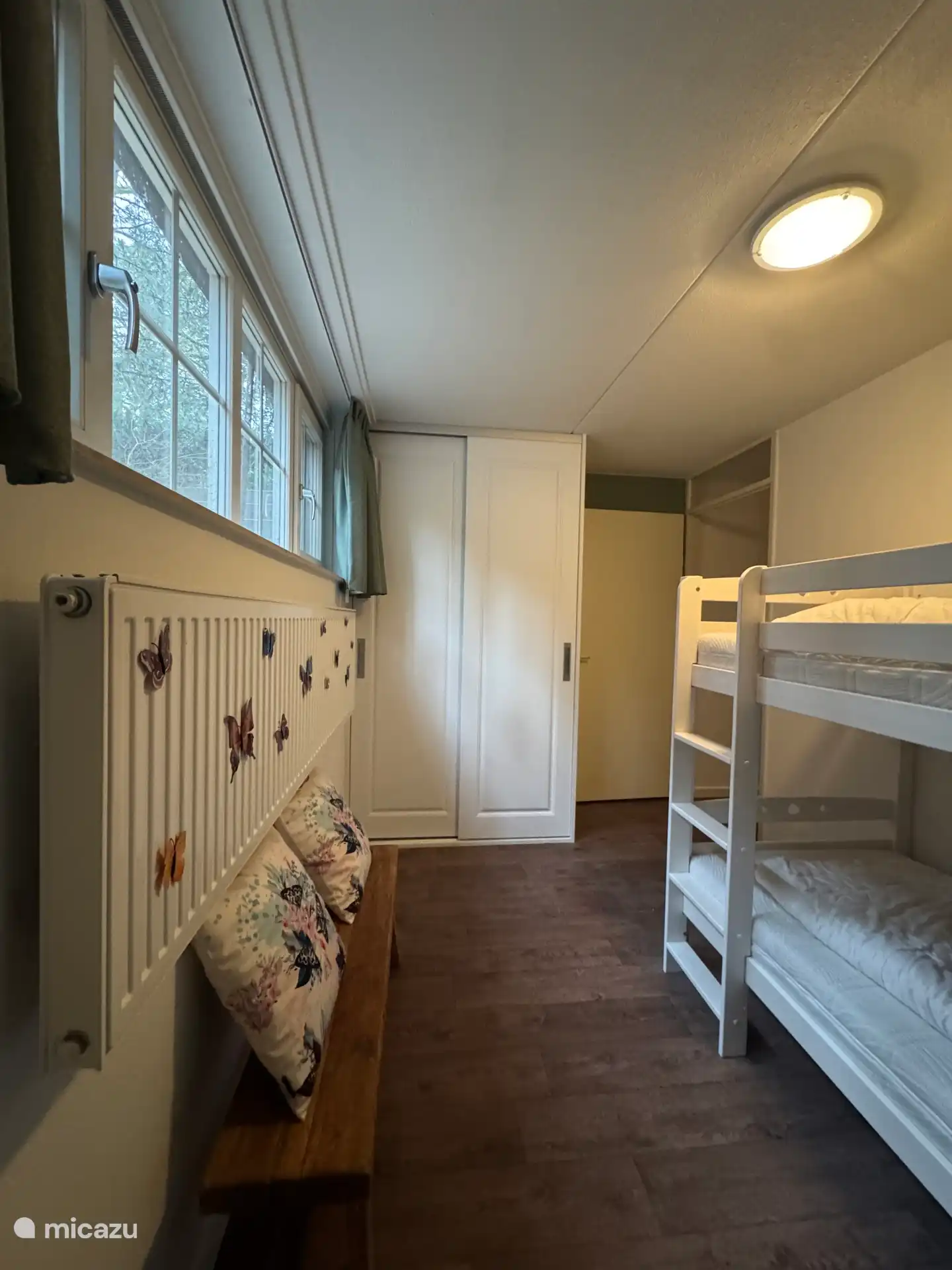 De vlinder slaapkamer in het souterrain is geschilderd. Er zijn nieuwe gordijnen en een inbouwkast geplaatst.